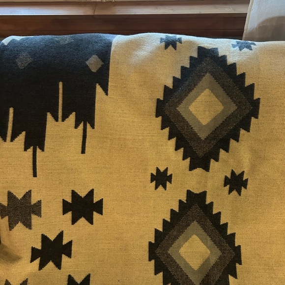Geometric Patterned Blanket - Picture 6 of 6